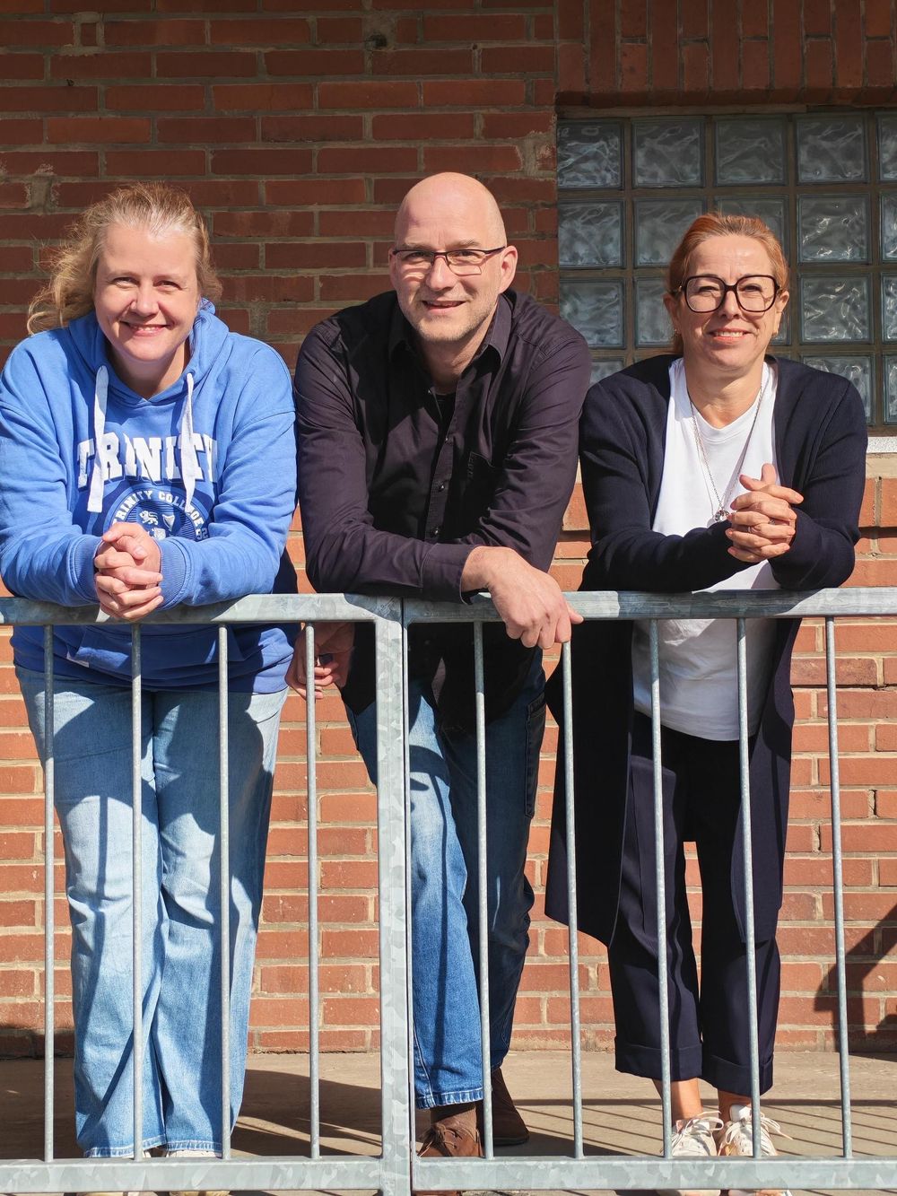Der JuKS-Vorstand an einem Geländer vor einer Backsteinwand